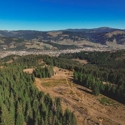 Panorama Depresiunii Dornelor: Vatra Dornei în vale, cu crestele Bucovinei în fundal