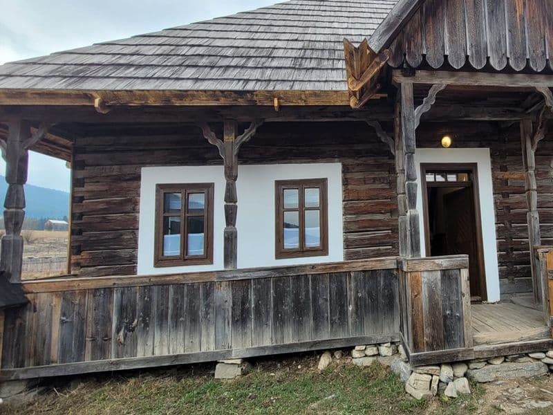Cele 8 case tradiționale din Ciocănești