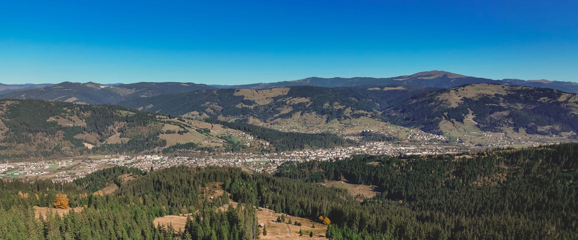 Panorama Depresiunii Dornelor: Vatra Dornei în vale, cu crestele Bucovinei în fundal